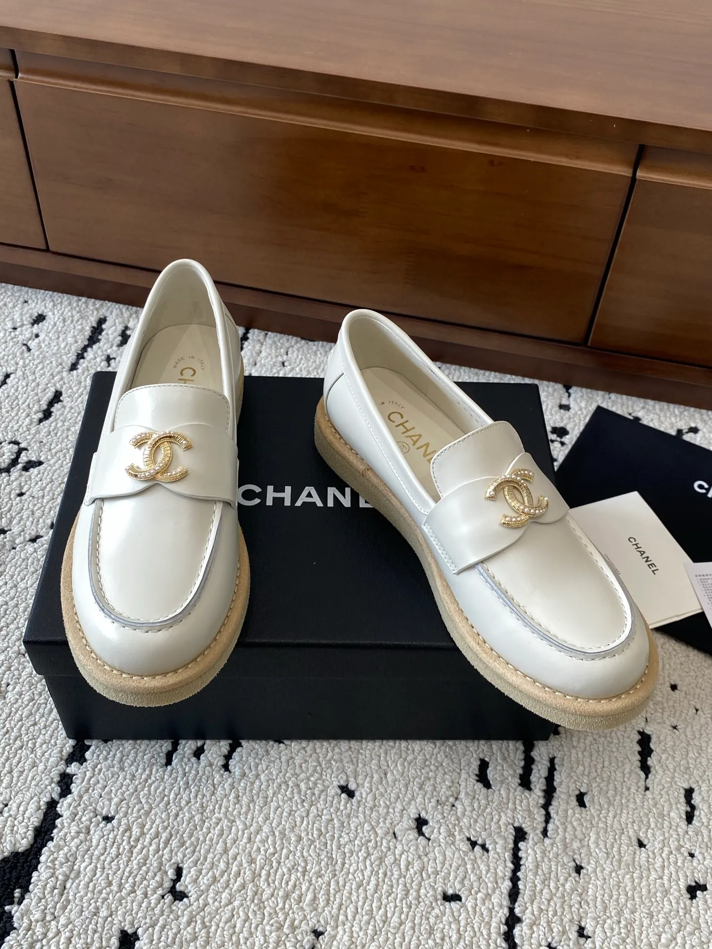 👟👟Ex-factory price 620👟👟Higher version 🍀2025 autumn and winter new Chanel Chanel entrance hardware buckle, Loaf lazy shoes, can be worn all year round. No matter when you wear it, it is very high-end and durable. Go shopping and attract attention on the street! Easily travel between commuting and leisure occasions, and become a carefree fashionable and elegant woman ~ Upper: cowhide/cow nubuck leather/open edge beads Inner: lambskin Sole: Italian raw rubber outsole leather strip Code number: 35-39 (40/41 customized, non-refundable and non-exchangeable 👉 Buy now👉 Buy now👉 Buy now👉